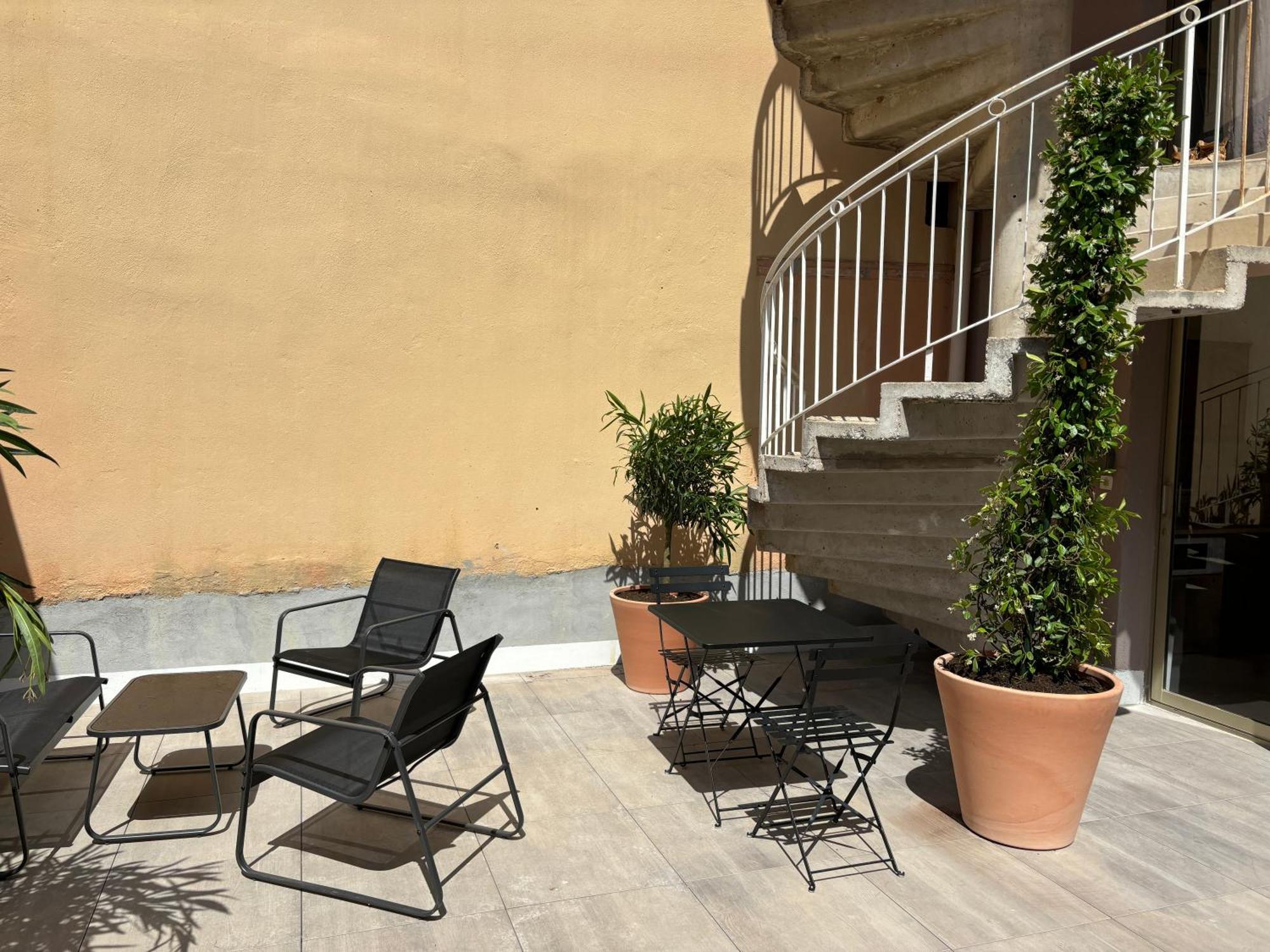 קבלייר-סור-מר Studio Spacieux Avec Patio En Centre Ville מראה חיצוני תמונה